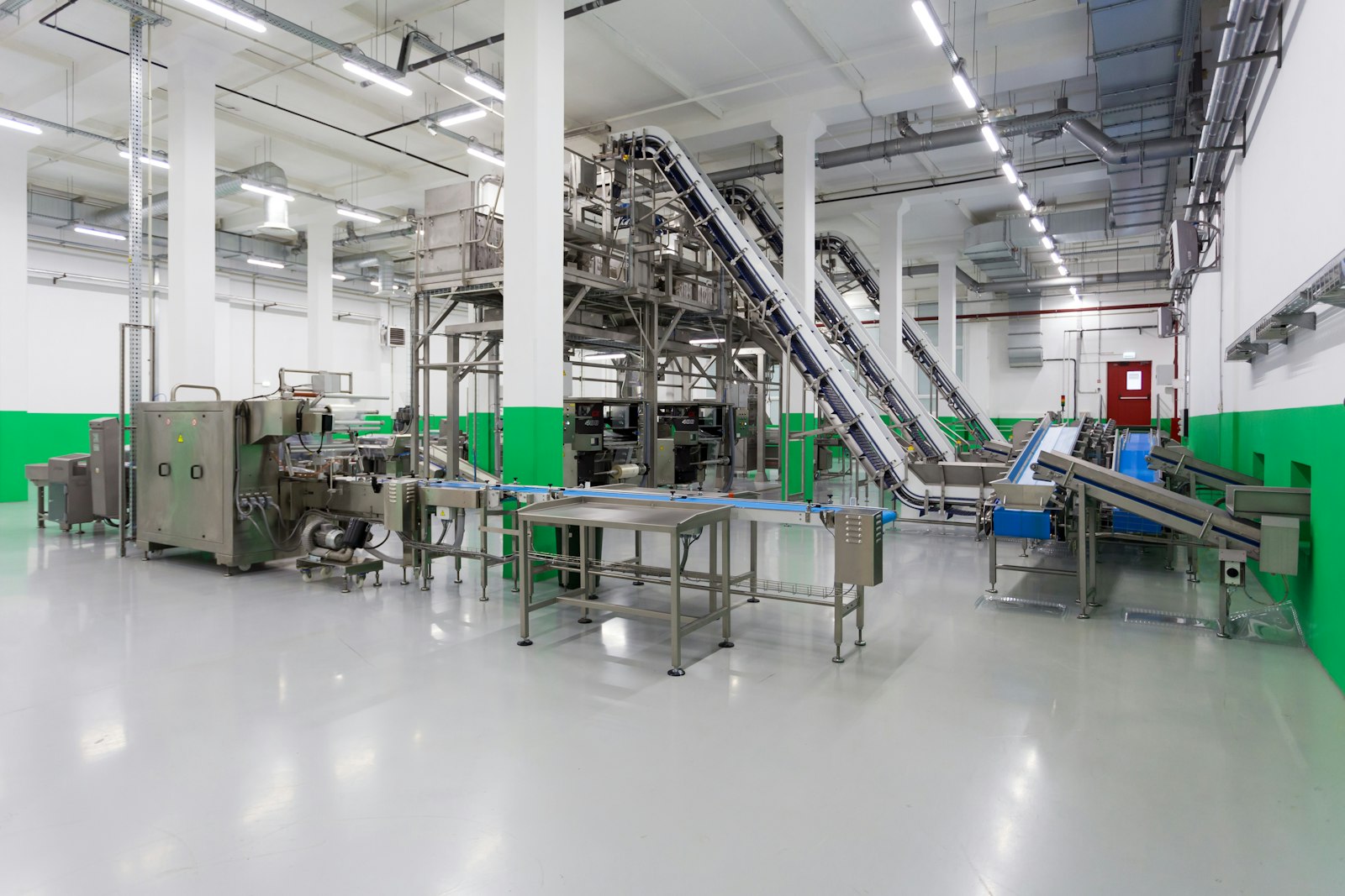 Pharmaceutical manufacturing floor with production equipment